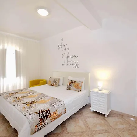 Stone's Throw - Front Line In Apartamento